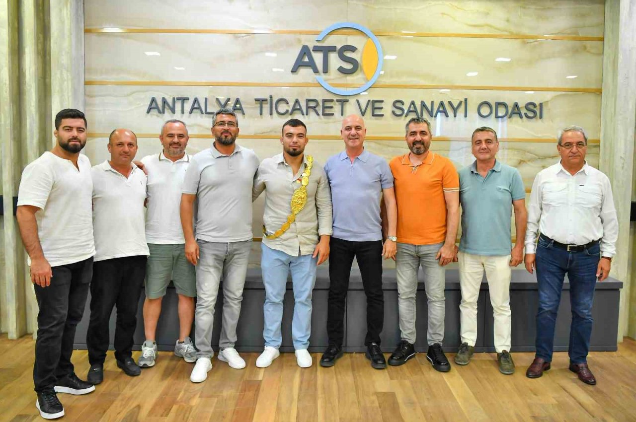 Başkan Ali Bahar’dan başpehlivana ‘El ense’