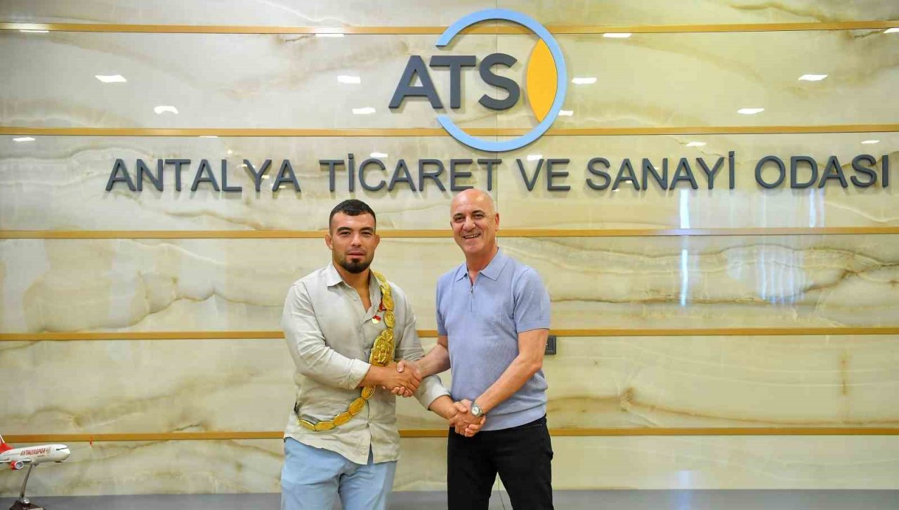 Başkan Ali Bahar’dan başpehlivana ‘El ense’