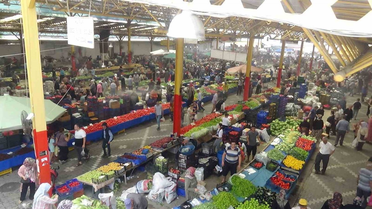 Çöl sıcaklarında klimalı pazar büyük ilgi görüyor