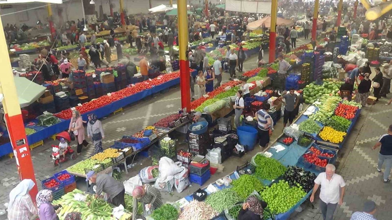 Çöl sıcaklarında klimalı pazar büyük ilgi görüyor