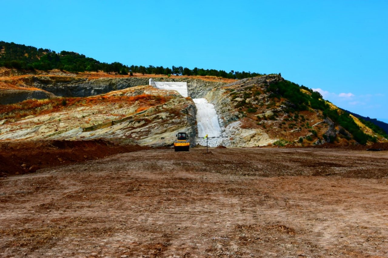 Burhaniye’de Reşitköy Barajı inşaatı hızla devam ediyor