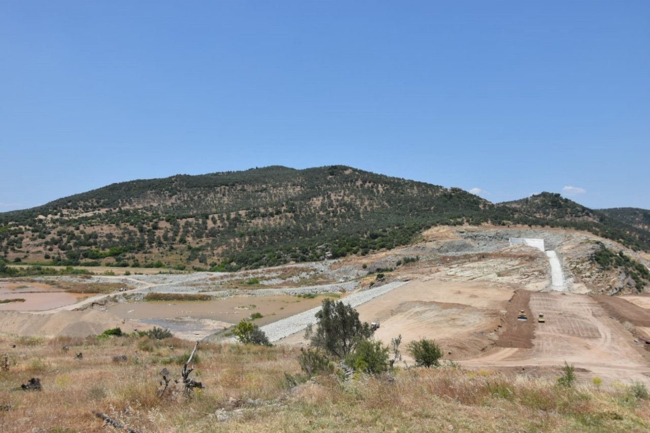 Burhaniye’de Reşitköy Barajı inşaatı hızla devam ediyor