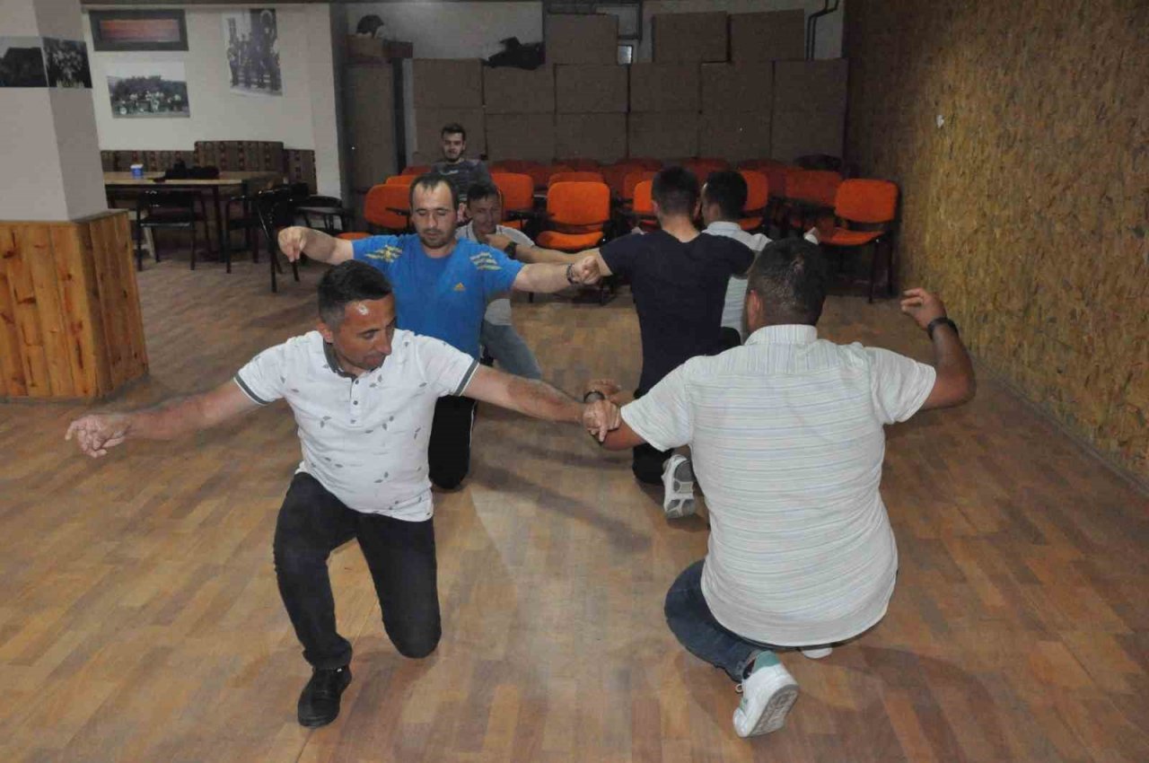 Unutulmaya yüz tutmuş halk oyunları gelecek nesillere aktarılıyor
