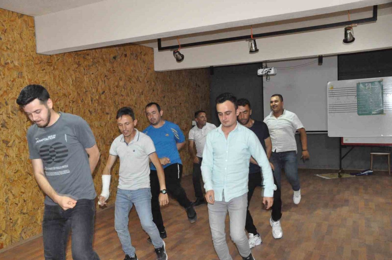 Unutulmaya yüz tutmuş halk oyunları gelecek nesillere aktarılıyor