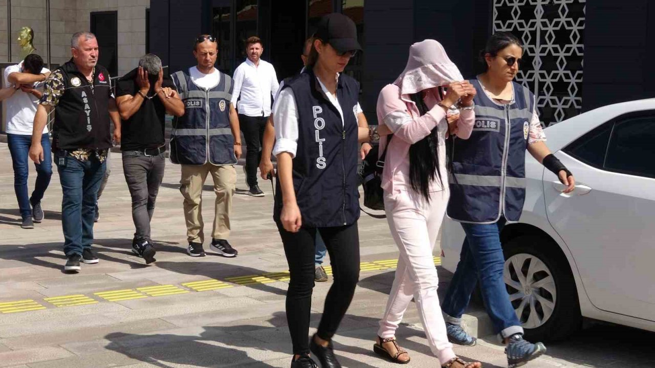 Çanakkale’de fuhuştan aylık 1 milyon TL kazanç sağlayan 4 şüpheli yakalandı