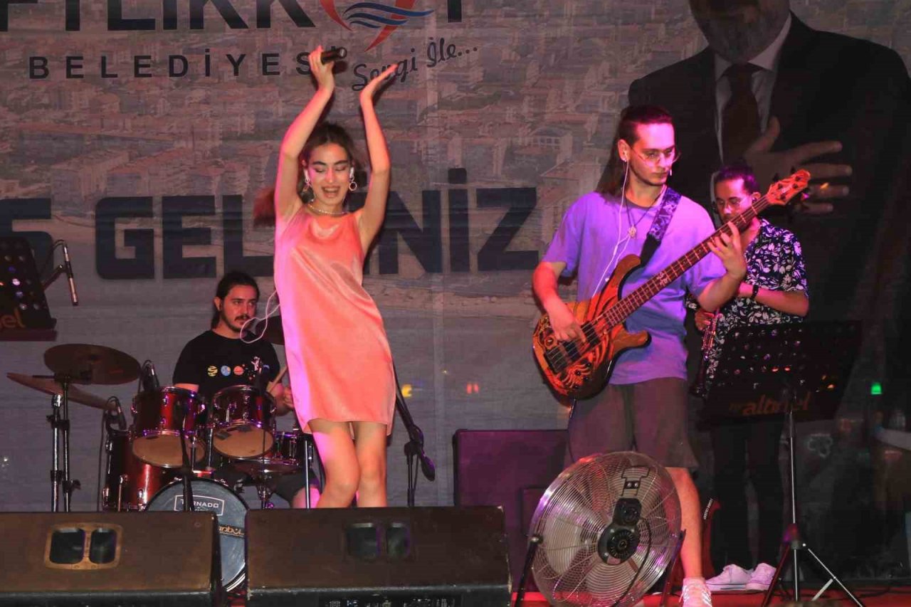 Çiftlikköy Gençlik Festivali Azra konseriyle sona erdi