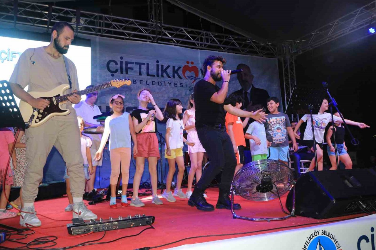 Çiftlikköy Gençlik Festivali Azra konseriyle sona erdi