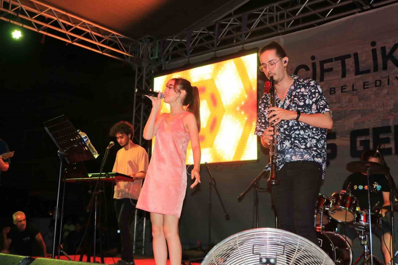 Çiftlikköy Gençlik Festivali Azra konseriyle sona erdi