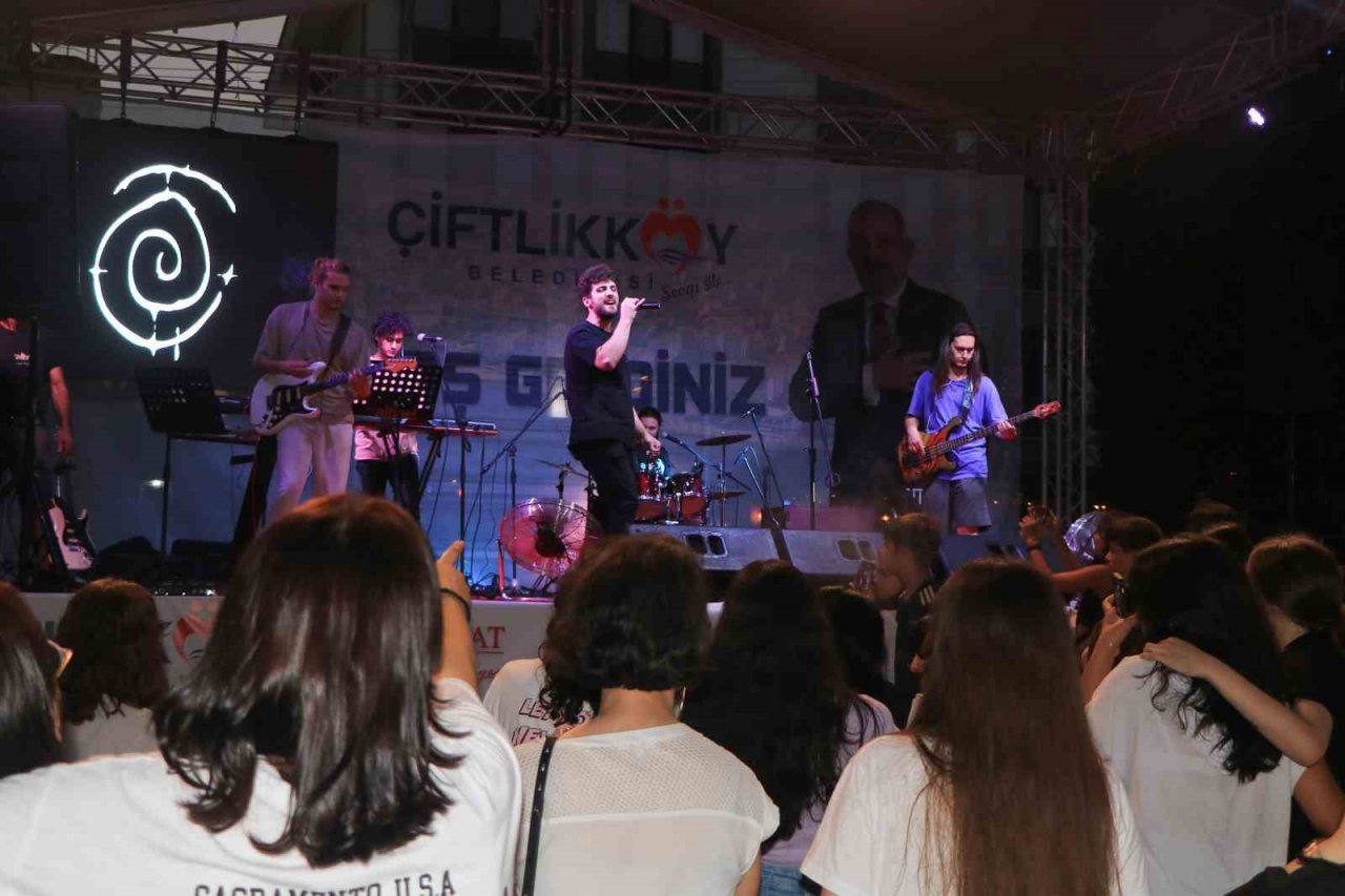 Çiftlikköy Gençlik Festivali Azra konseriyle sona erdi