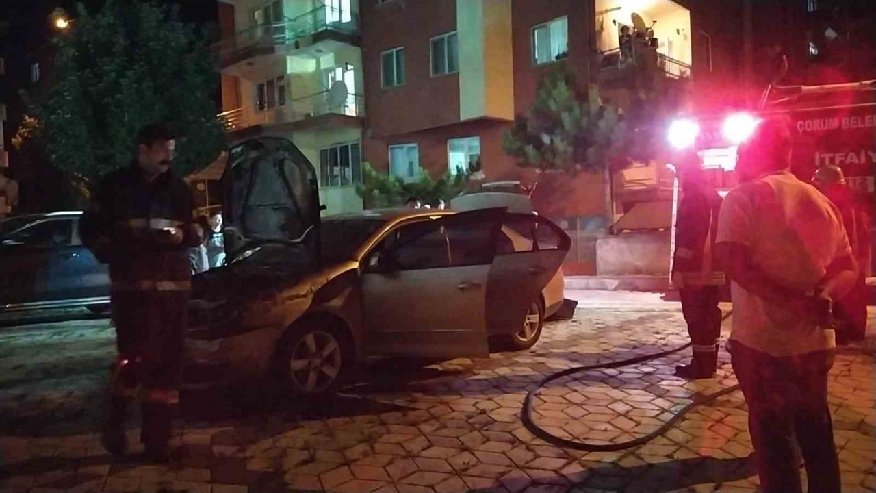 Park halindeki otomobil yandı