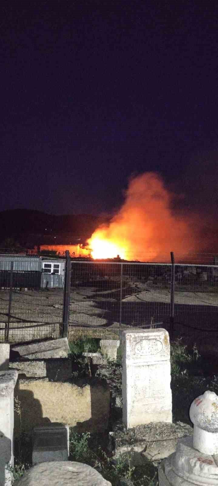 Tarihi antik kentte korkutan yangın