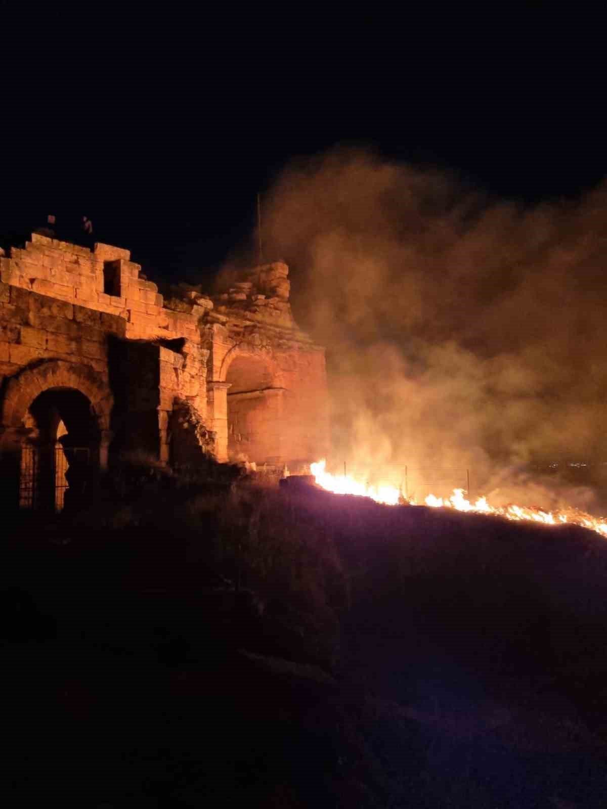 Tarihi antik kentte korkutan yangın