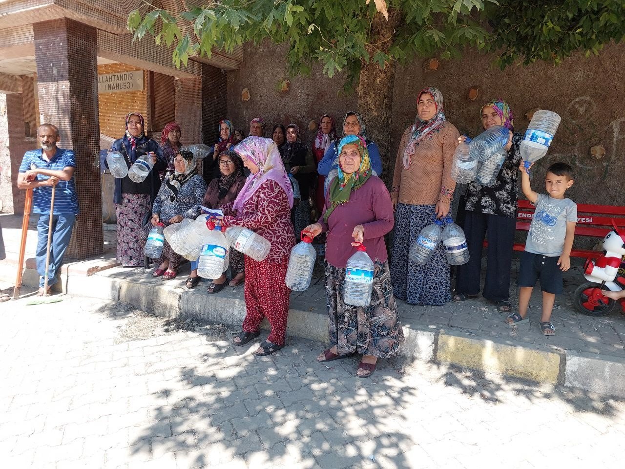 Depremden sonra suyu kesilen mahalle çözüm bekliyor