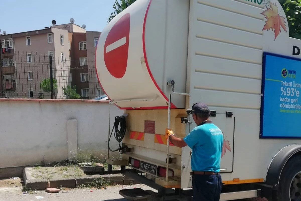 Derince’de çöp konteynerleri yıkanıyor