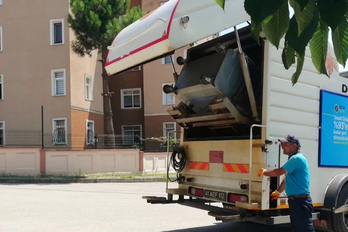 Derince’de çöp konteynerleri yıkanıyor