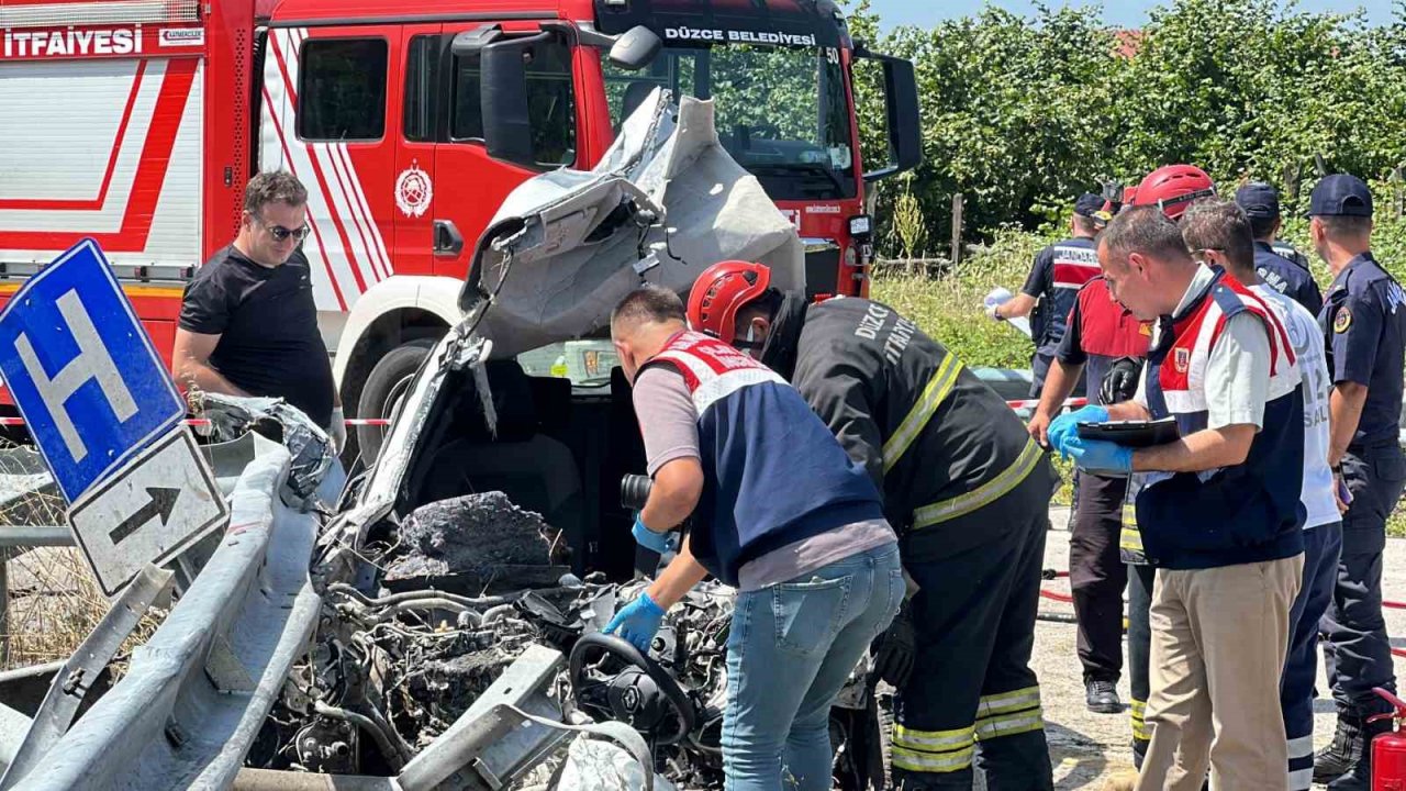 Bariyerlere saplanan otomobil paramparça oldu: 1 ölü