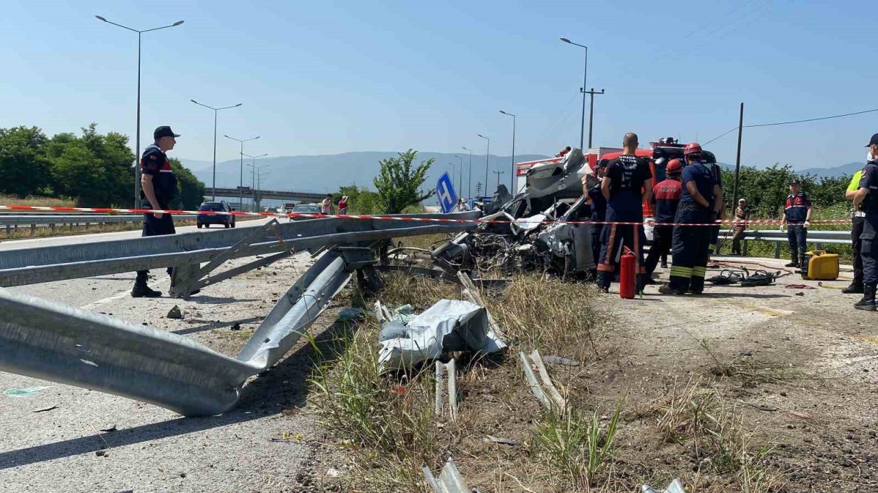 Bariyerlere saplanan otomobil paramparça oldu: 1 ölü