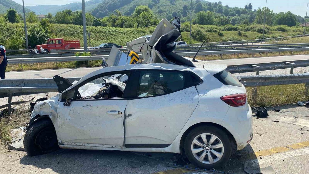 Bariyerlere saplanan otomobil paramparça oldu: 1 ölü
