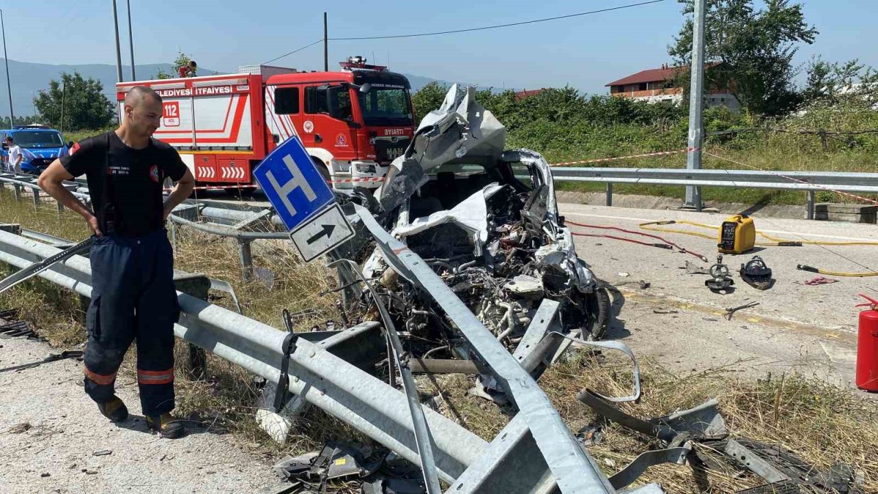 Bariyerlere saplanan otomobil paramparça oldu: 1 ölü