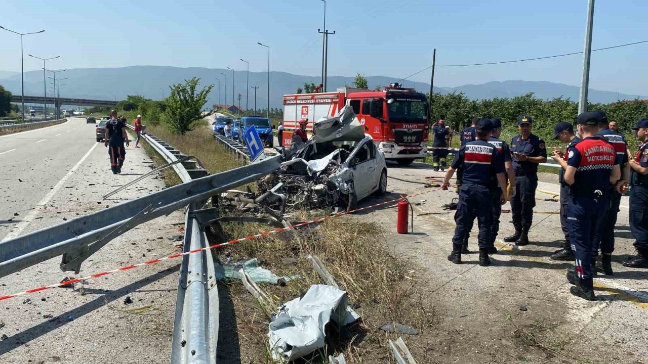 Bariyerlere saplanan otomobil paramparça oldu: 1 ölü