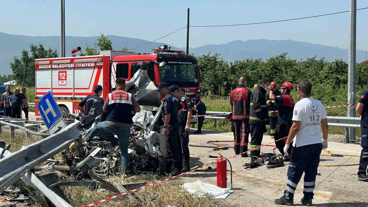 Bariyerlere saplanan otomobil paramparça oldu: 1 ölü