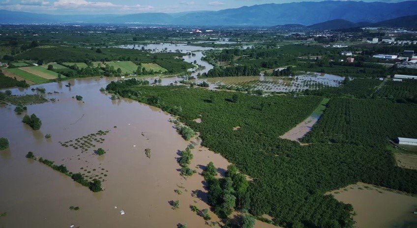 Sel suları tarım arazilerini göle çevirdi