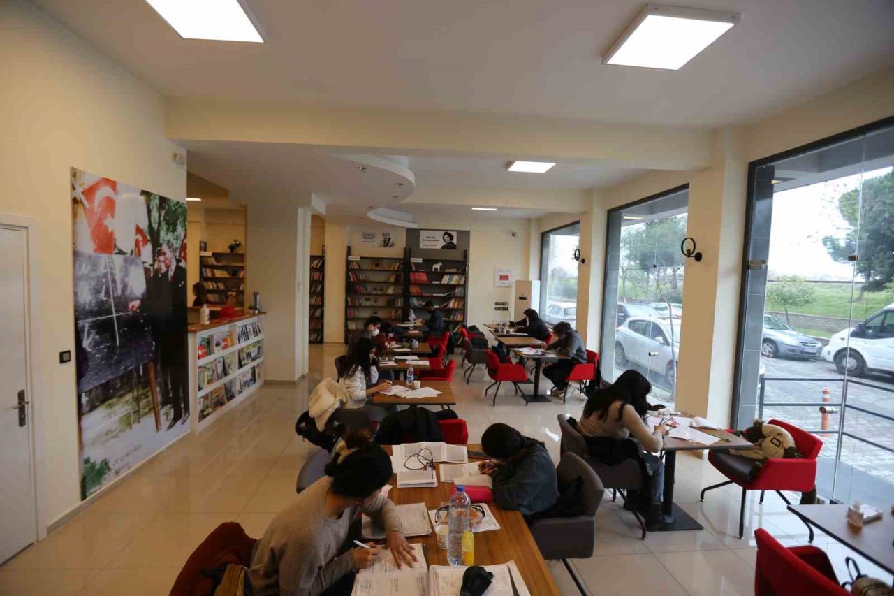 Efeler’de Kitap Kafeler gençlerin ikinci evi oldu