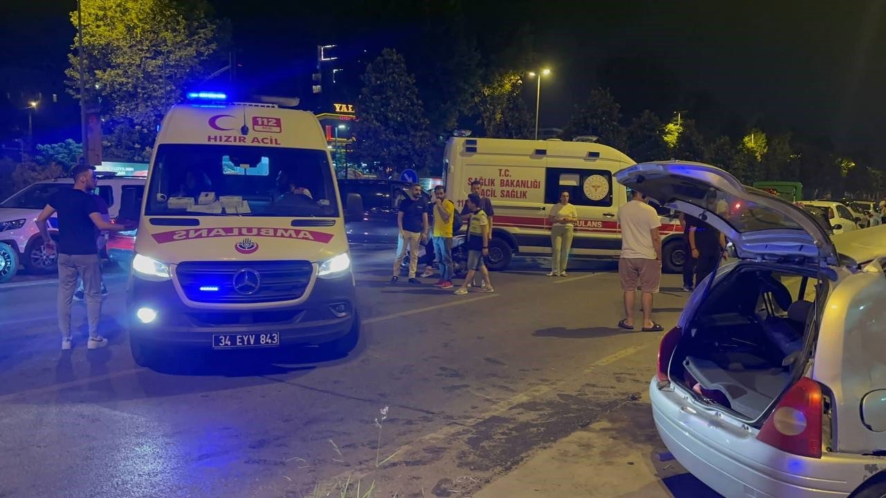 Maltepe’de aşırı hız yaptı, İSPARK’tan çıkan araca çarptı: 5 yaralı