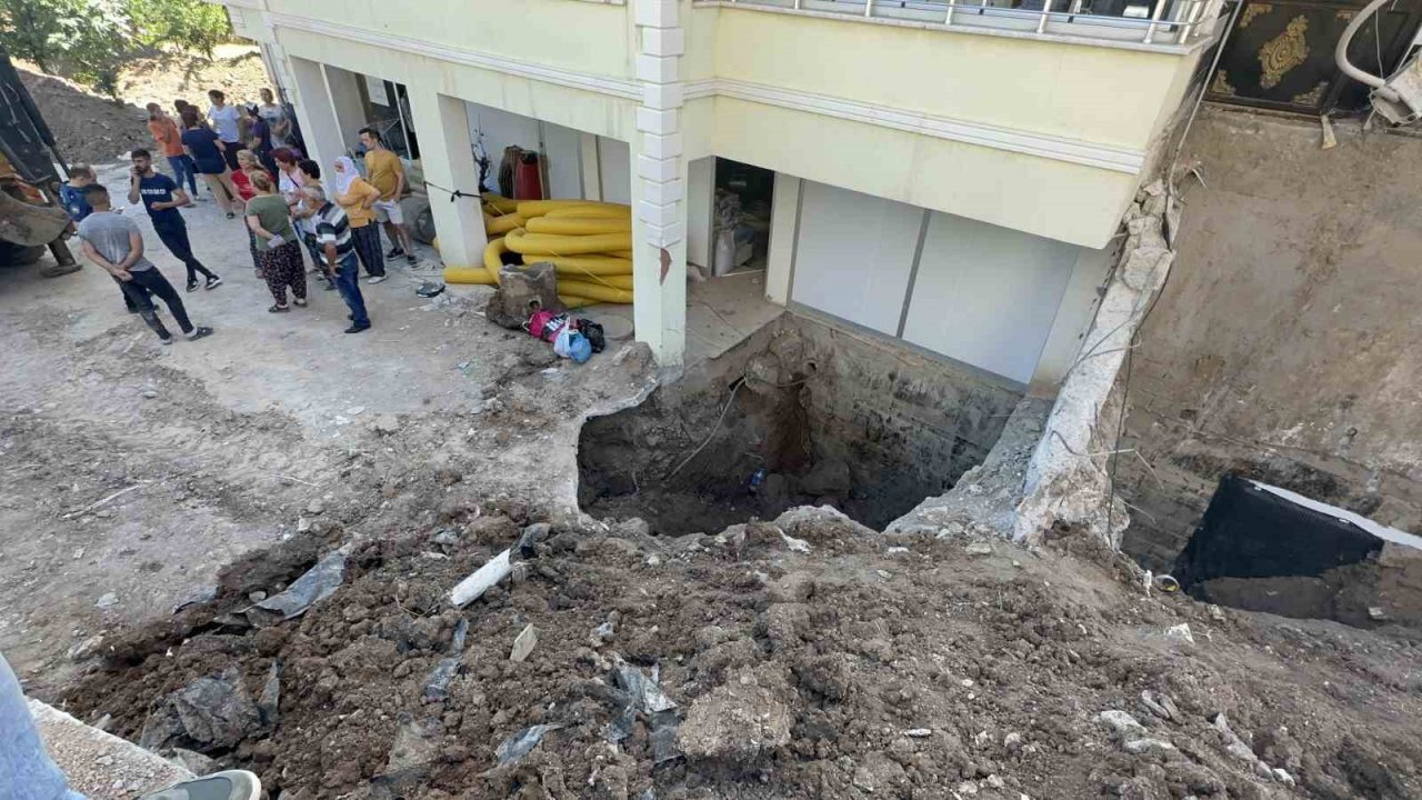 Elazığ’da göçük altında kalan işçi ekipler tarafından kurtarıldı
