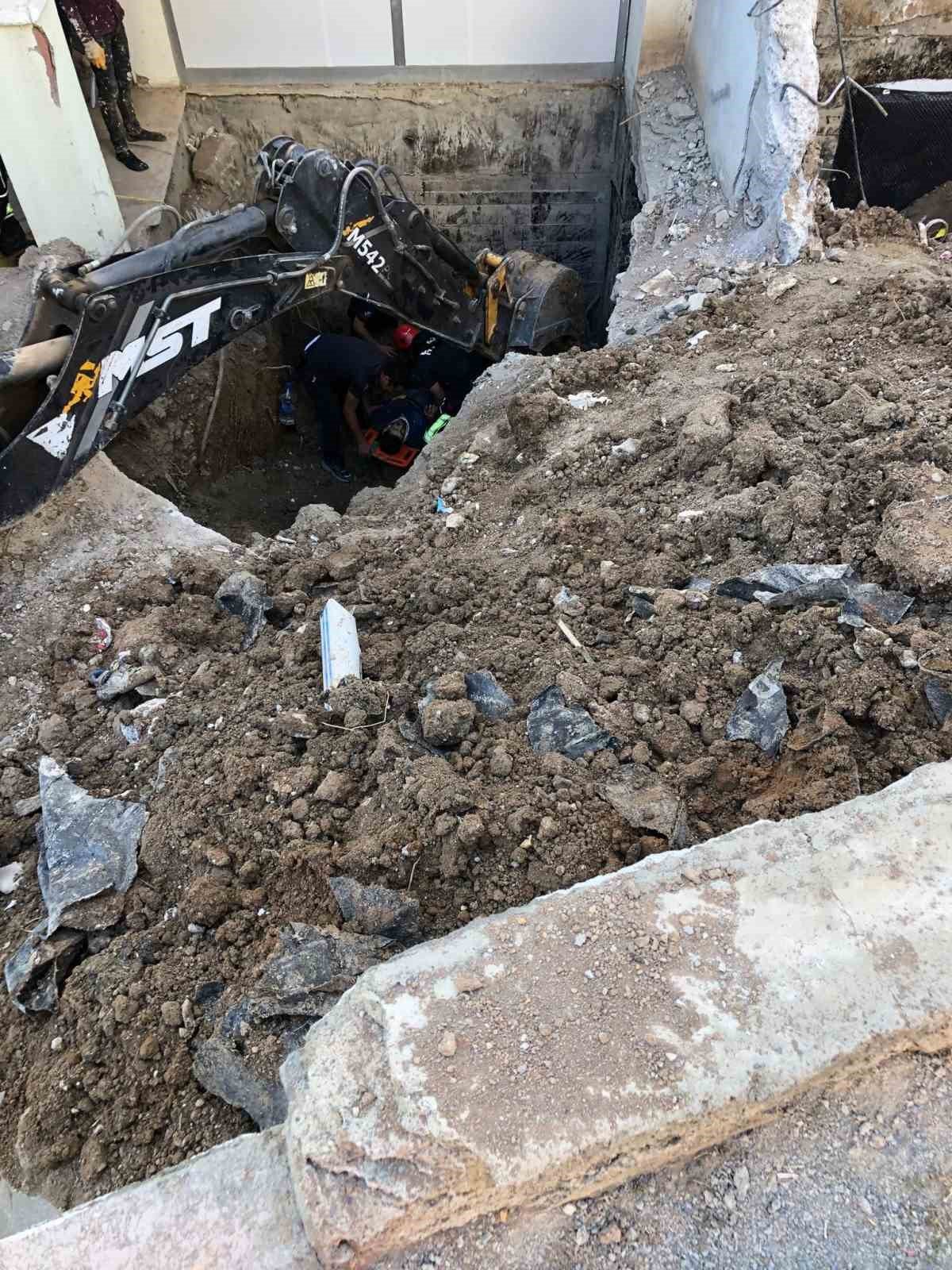 Elazığ’da göçük altında kalan işçi ekipler tarafından kurtarıldı