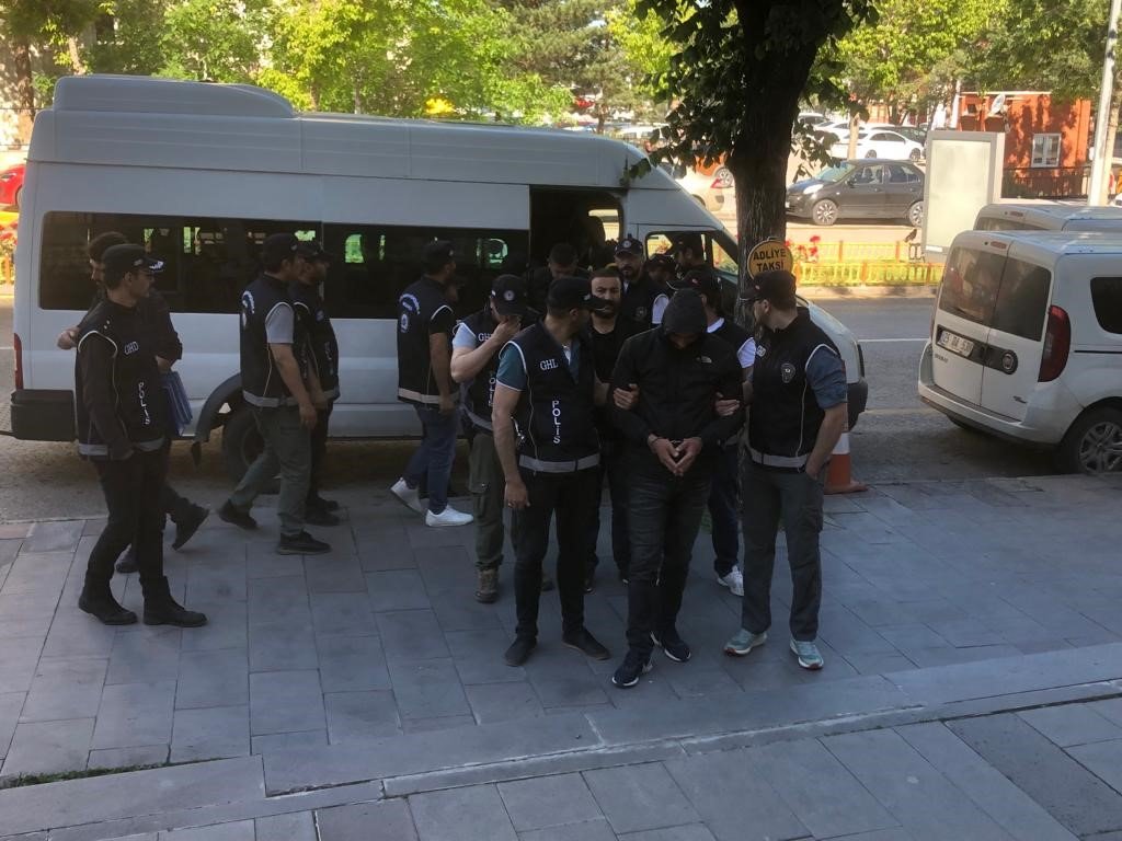 Göçmen kaçakçılarına polis operasyonu