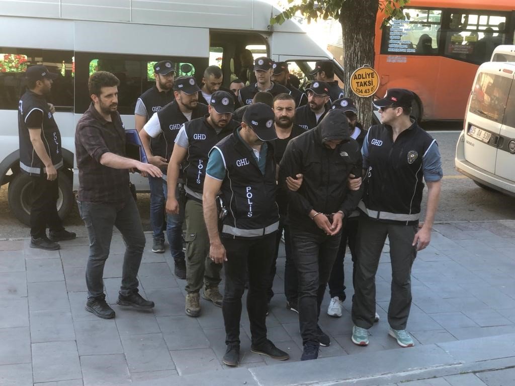 Göçmen kaçakçılarına polis operasyonu