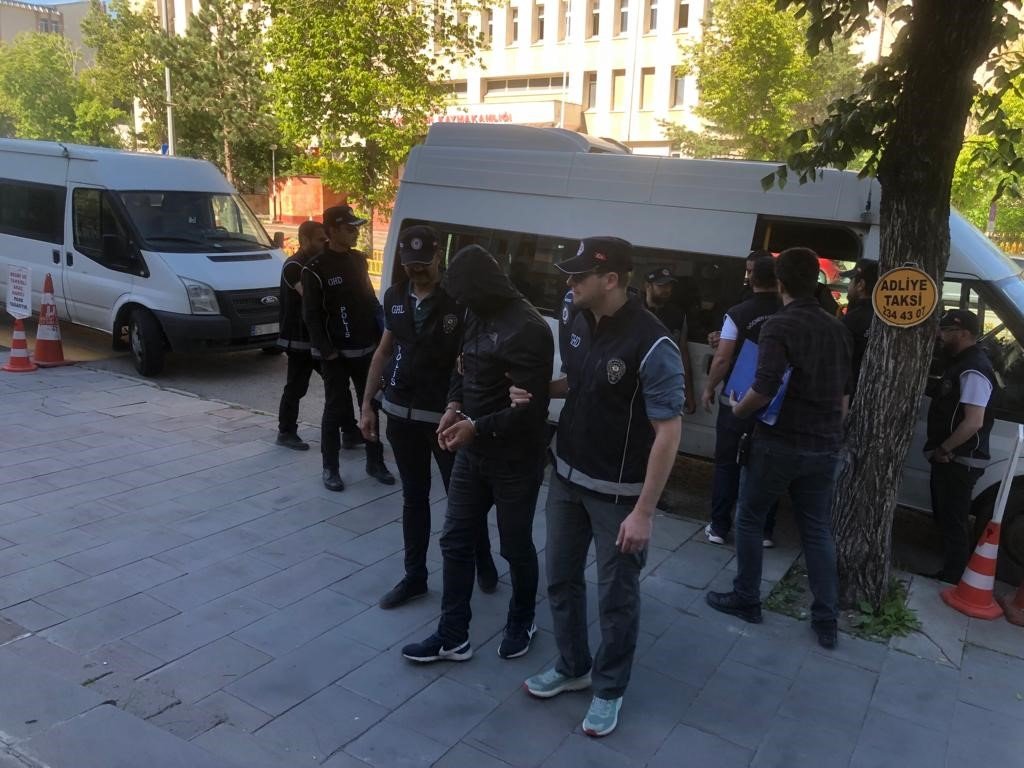 Göçmen kaçakçılarına polis operasyonu