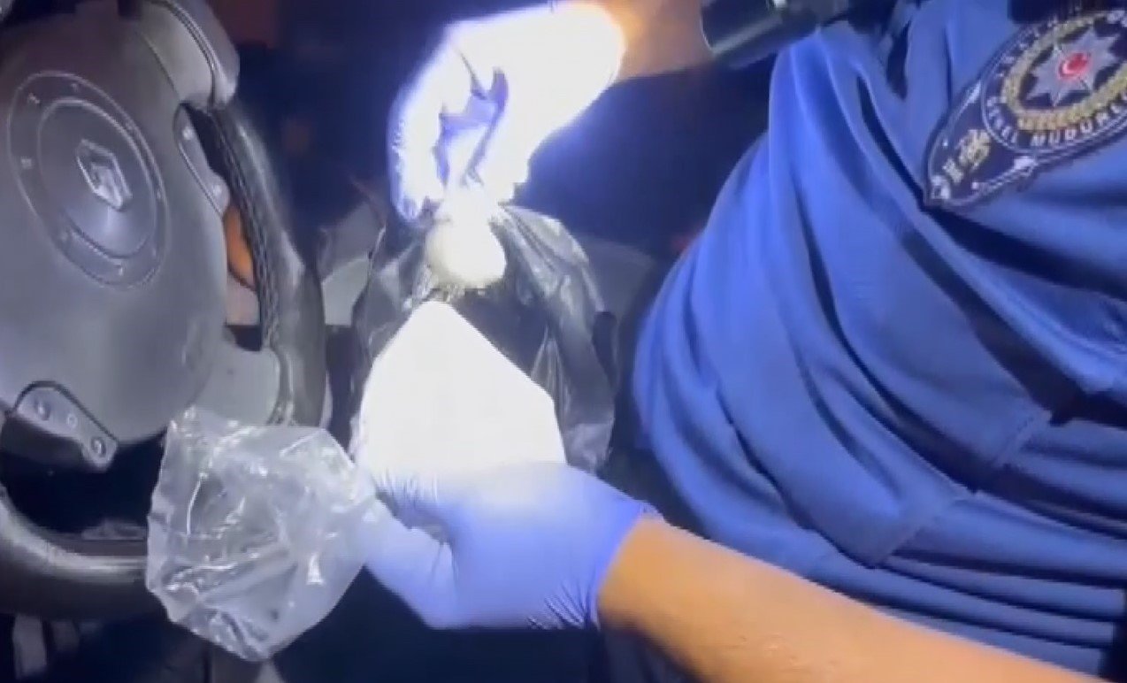 Durdurulan aracın teyp kısmından uyuşturucu çıktı: 1 gözaltı