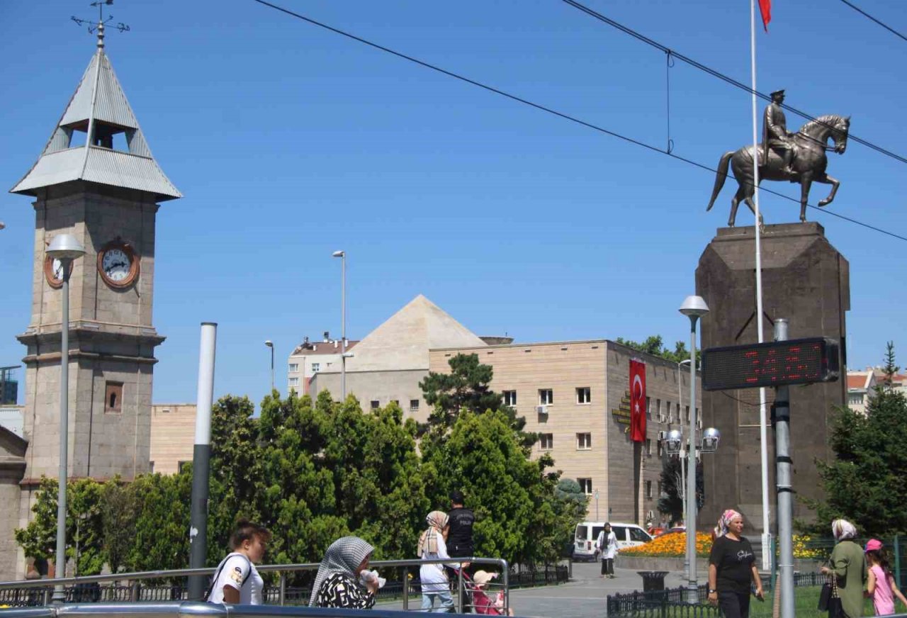 Kayseri’de dereceler 35’i gösterdi, vatandaşlar ağaç altlarına akın etti