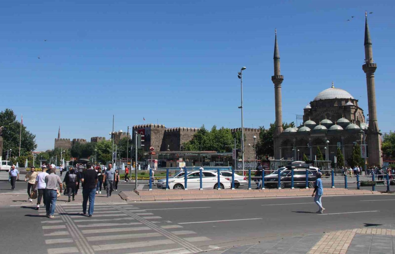 Kayseri’de dereceler 35’i gösterdi, vatandaşlar ağaç altlarına akın etti