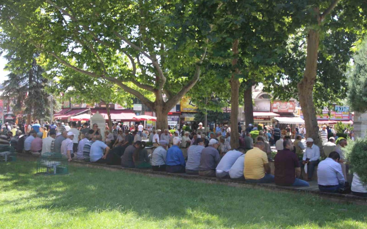 Kayseri’de dereceler 35’i gösterdi, vatandaşlar ağaç altlarına akın etti