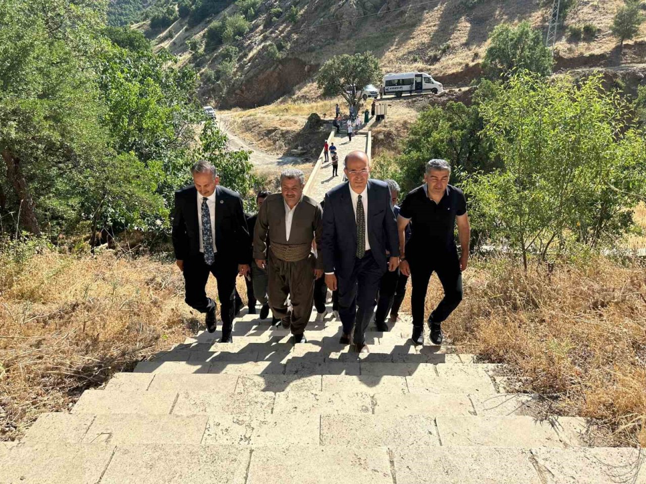 Irak’tan gelen turizm kafilesi Şemdinli’yi gezdi