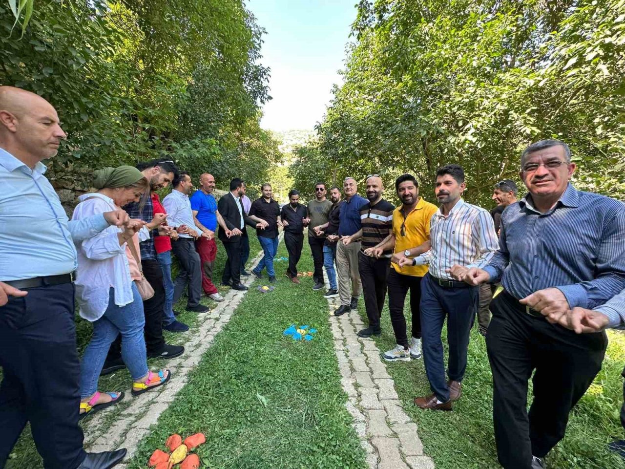 Irak’tan gelen turizm kafilesi Şemdinli’yi gezdi