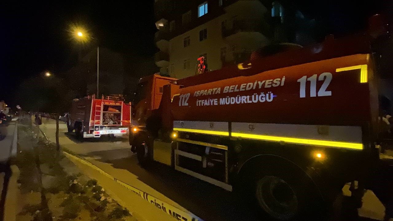 Isparta’da gece saatlerinde çıkan ev yangını korkuttu