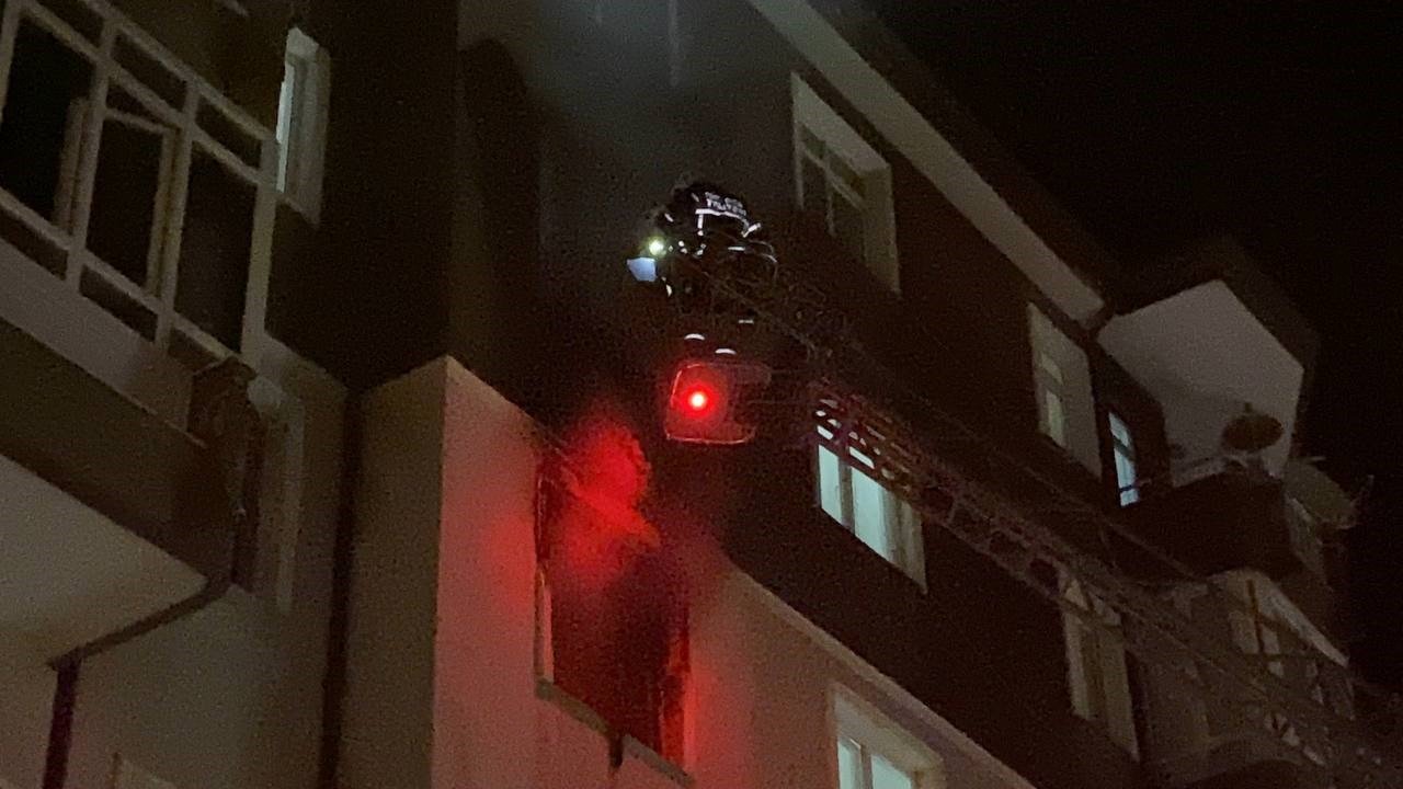 Isparta’da gece saatlerinde çıkan ev yangını korkuttu