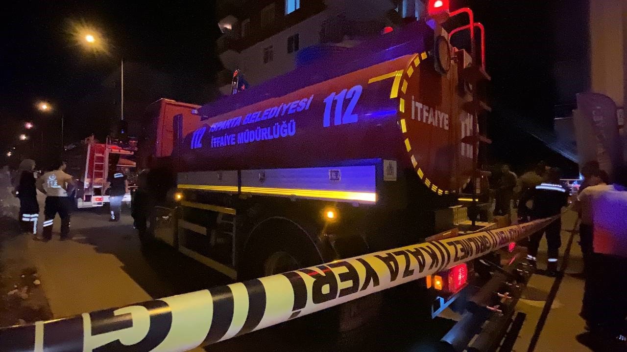 Isparta’da gece saatlerinde çıkan ev yangını korkuttu