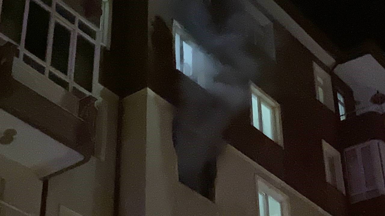 Isparta’da gece saatlerinde çıkan ev yangını korkuttu