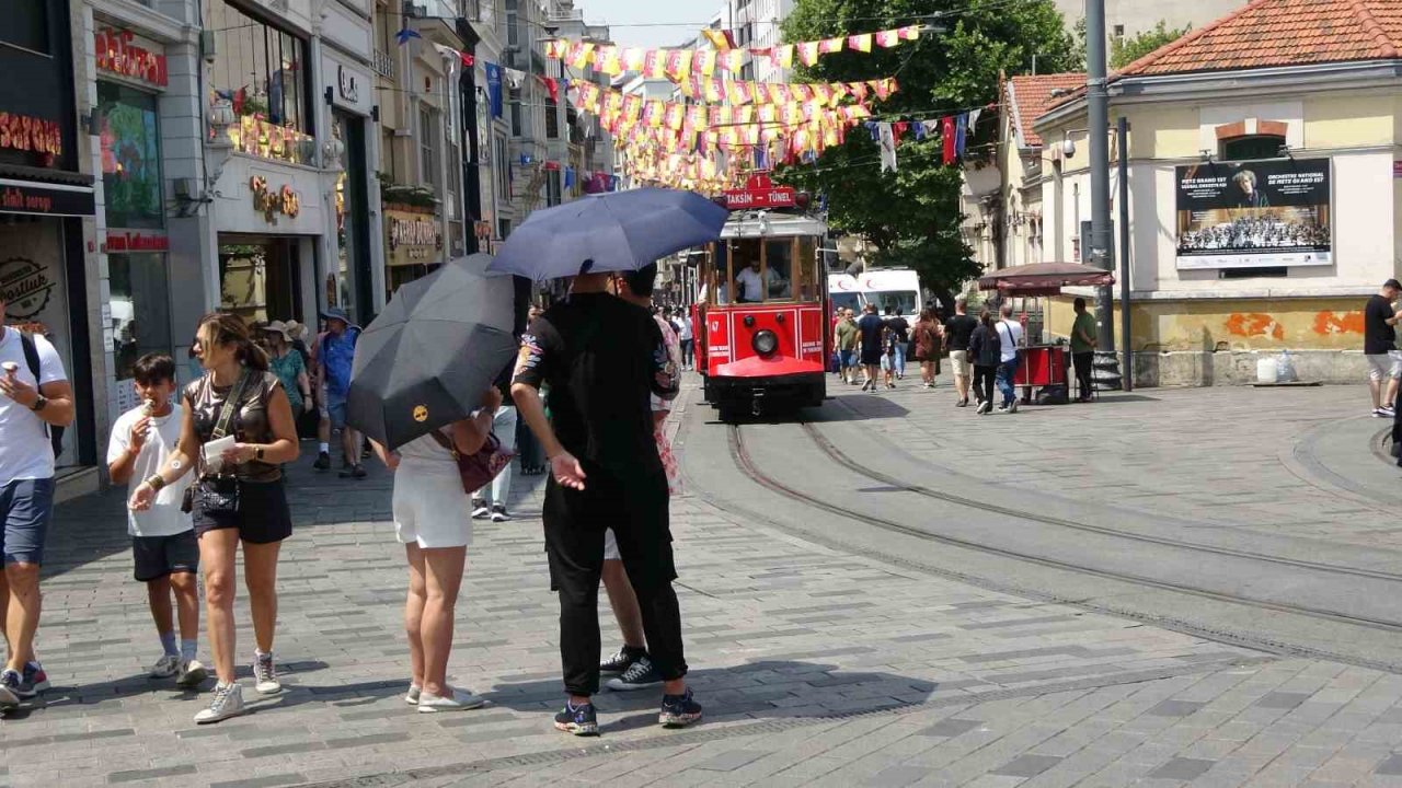 Taksim Meydanı’nda vatandaşların sıcakla imtihanı