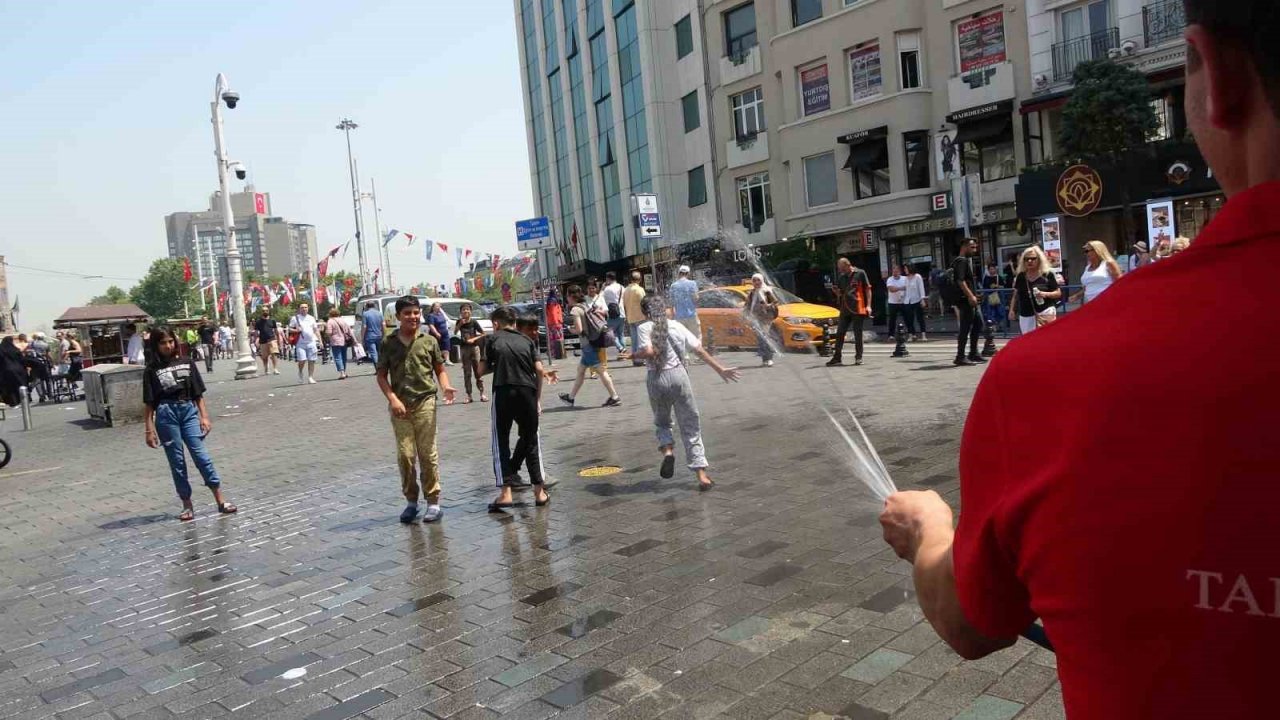 Taksim Meydanı’nda vatandaşların sıcakla imtihanı