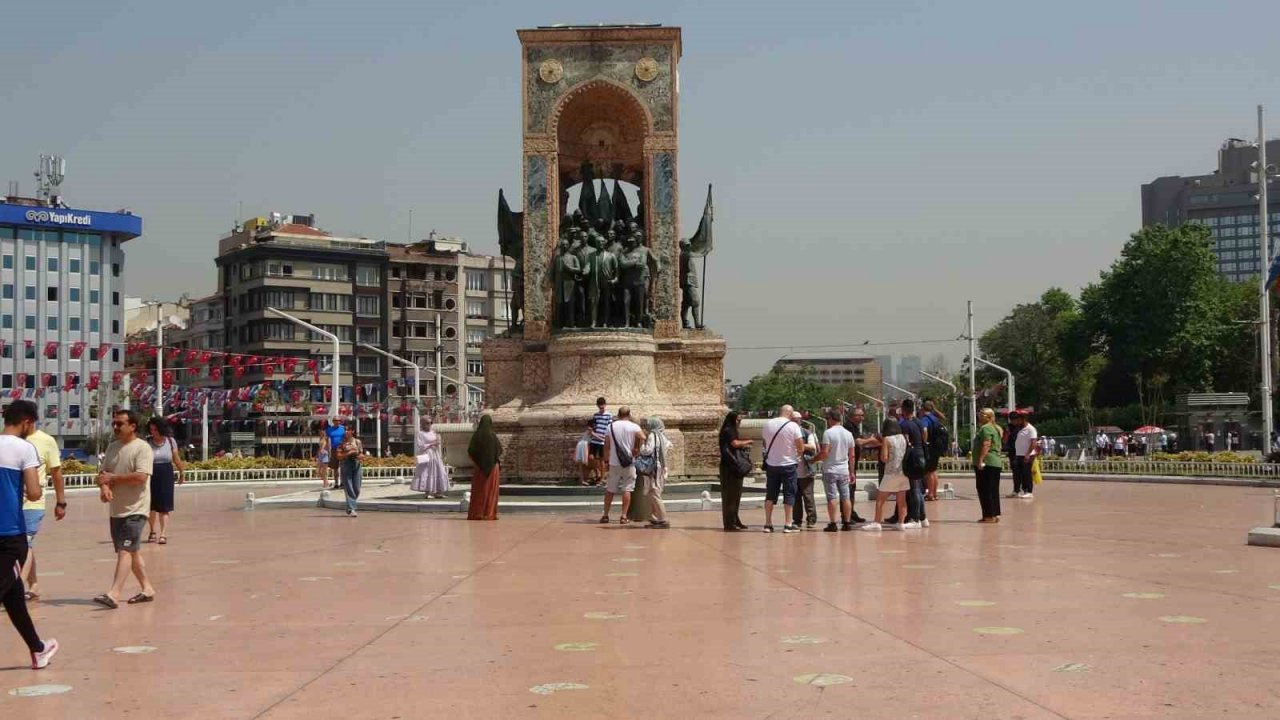 Taksim Meydanı’nda vatandaşların sıcakla imtihanı