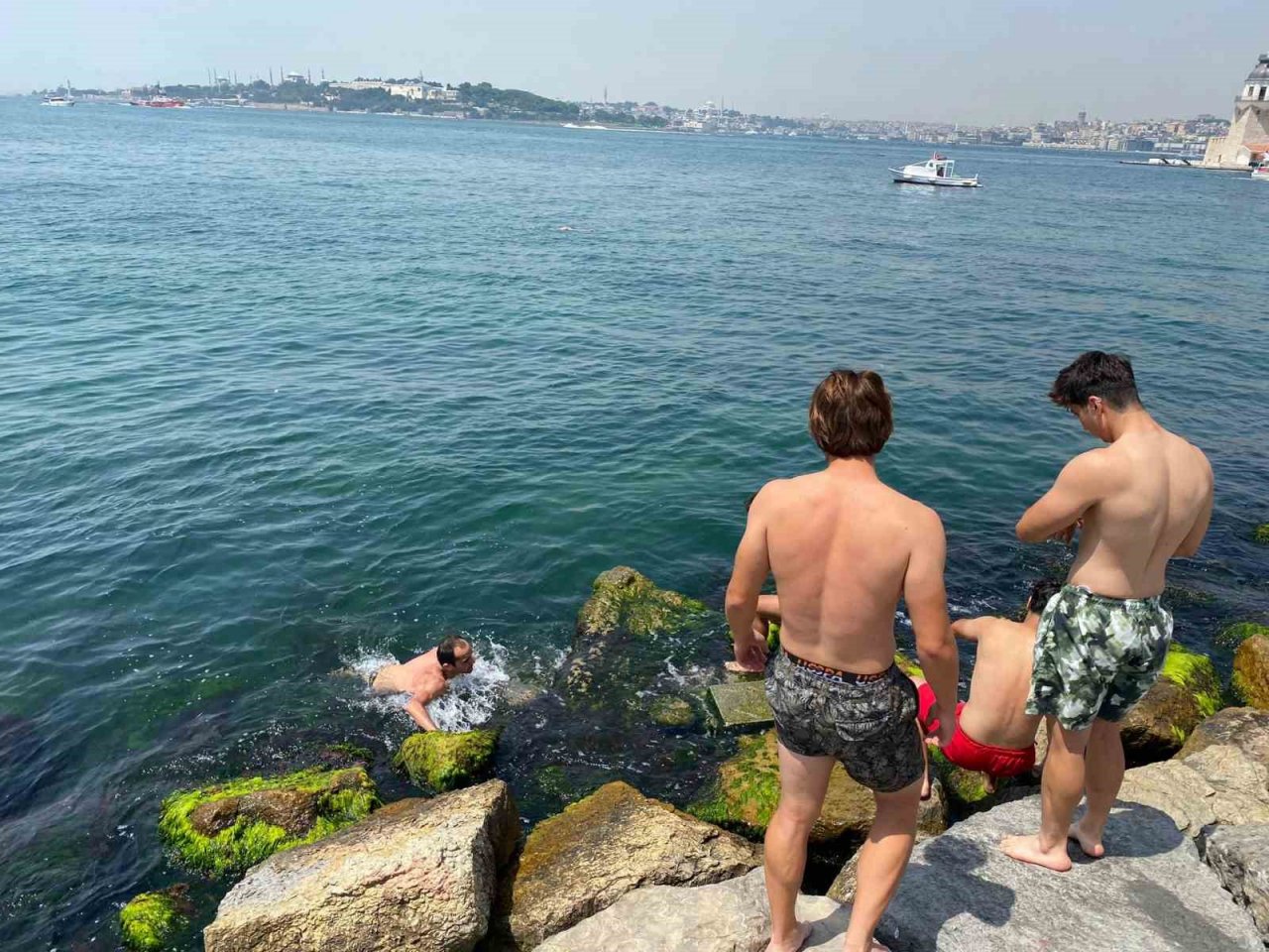 İstanbul’da termometreler 34 dereceyi gördü, vatandaşlar Üsküdar’da denize girdi