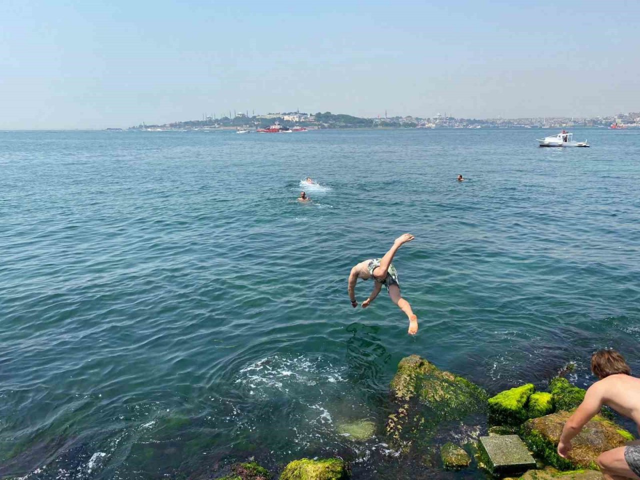 İstanbul’da termometreler 34 dereceyi gördü, vatandaşlar Üsküdar’da denize girdi