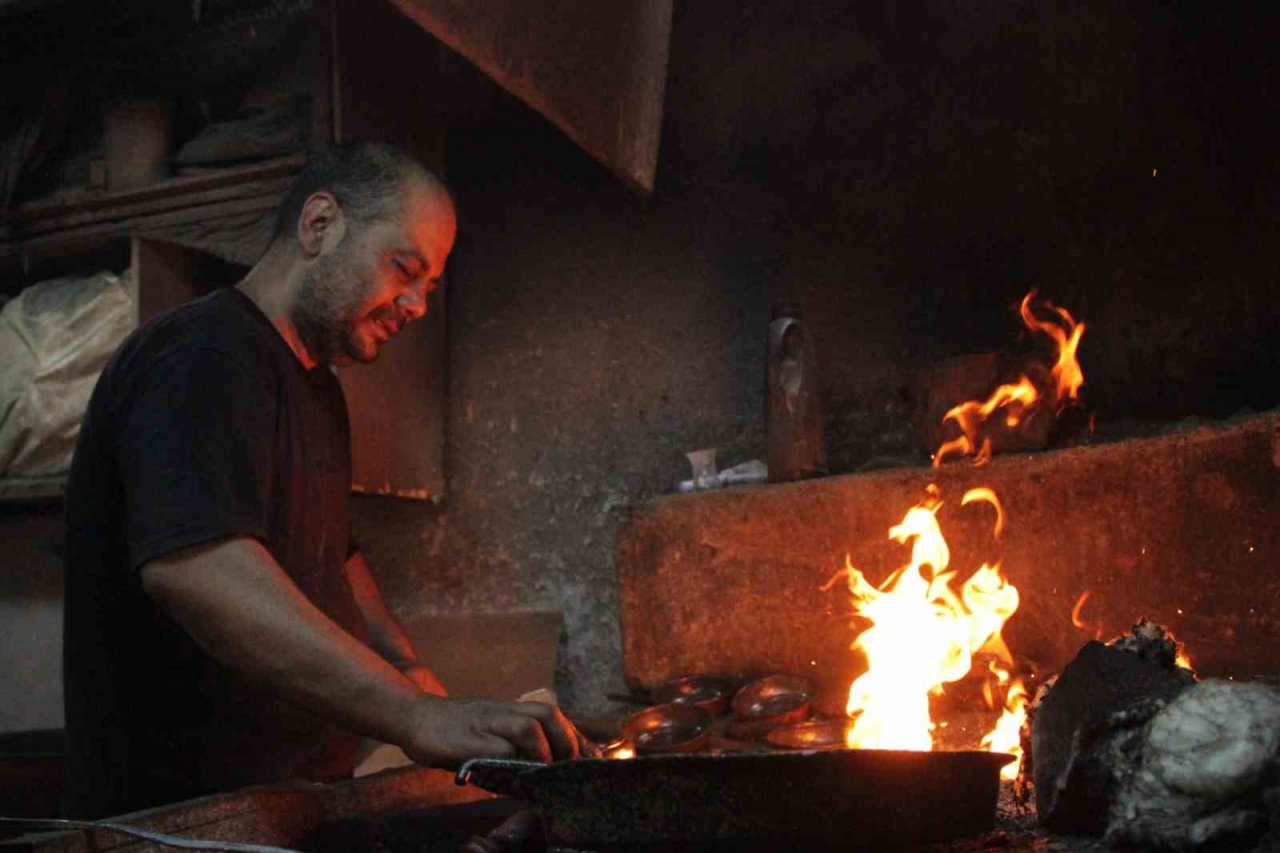 Kalaycı kardeşler, 80 derece sıcaklıkta dede mirası mesleklerine sahip çıkıyor