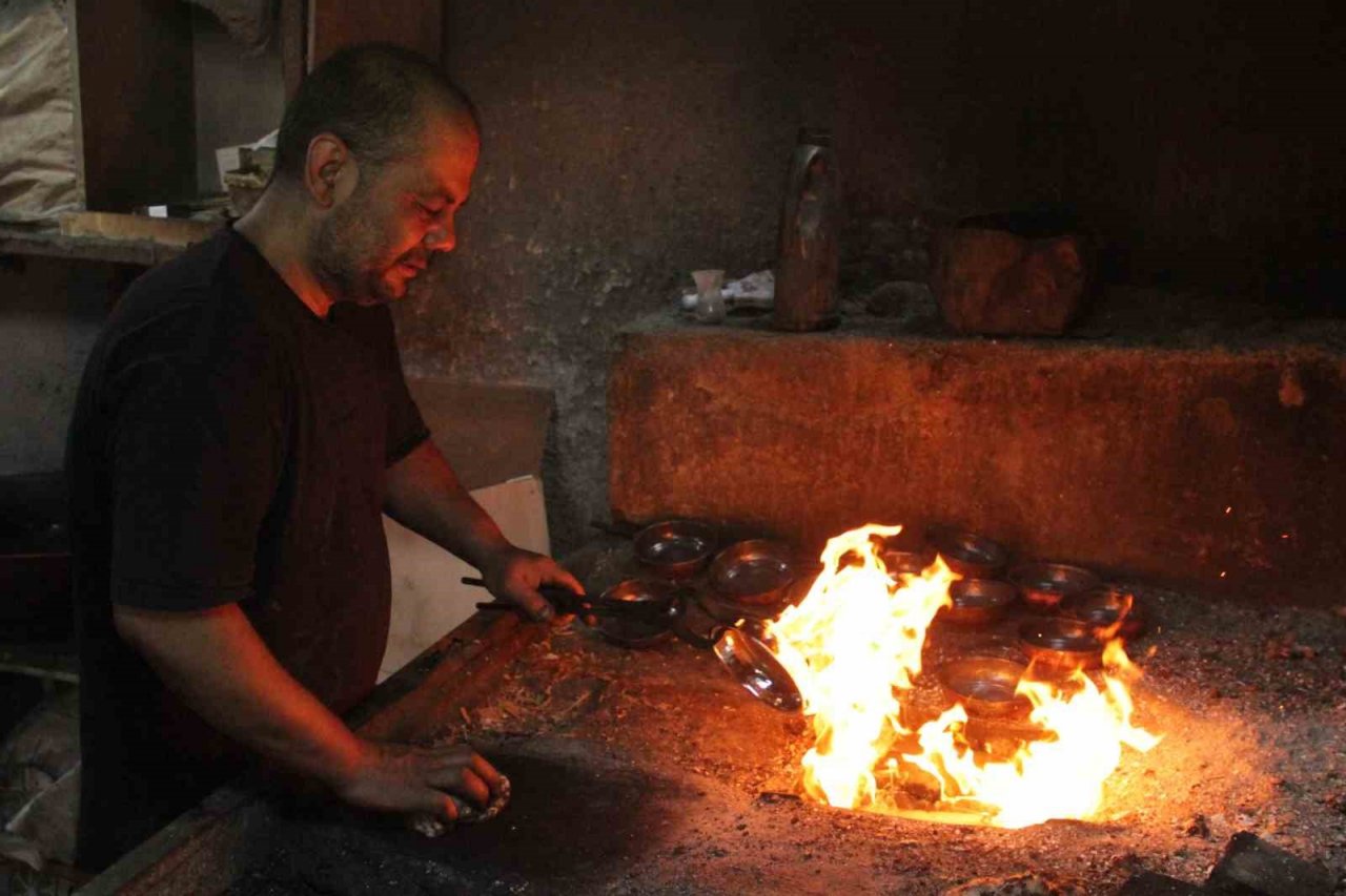 Kalaycı kardeşler, 80 derece sıcaklıkta dede mirası mesleklerine sahip çıkıyor